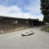 staro leseno skladišče, naprej pisarne in na koncu manjša delavnica za drobno mehanizacijo ŽGP-ja ( pisarne, delavnice, skladišča ) do preselitve v vozovno delavnico. Desno spomenik padlim železničarjem, ki so bili zaposleni v Šiški, med drugim tudi Tinetu ( Valentinu ) Rožancu.