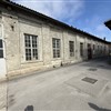 vhod v nekdanjo Delavnico rezervnih delov. To je ena najstarejši stavb v Šiški. Prvotno je bila to lopa za lokomotive in vagone Gorenjske železnice. Sedaj delavnica za progovna vozila in gradb.stroje z dvema tiroma 8a in 7a, kanaloma in 4 dvigalkami. To naj bi bila ena prvih delavnic za p-lok v Šiški, leta 2017 smo tu opravili Rev. LBV-04 za Te-ToL.