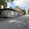 Učilnice za dijake na praksi in šolanje strojnega osebja parne vleke. Pogled na deloma pogorelo stavbo