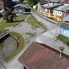 pogled iznad Orodjarne proti jugu. Pred Vozovno se vidi del fiksnega portalnega dvigala, ki je v Šiško baje prispel iz Vidma.